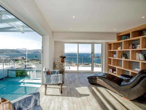 een woonkamer met uitzicht op de oceaan bij Boulders Blue Bed and Breakfast in Simonʼs Town