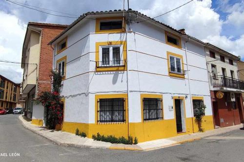 La casa amarilla Candeleda