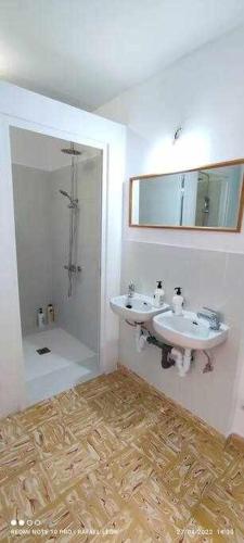 a bathroom with two sinks and a shower at La casa amarilla Candeleda in Candeleda