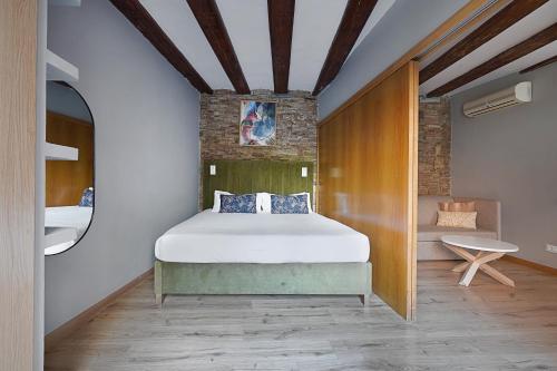 Postel nebo postele na pokoji v ubytování Numa Barcelona Lustre