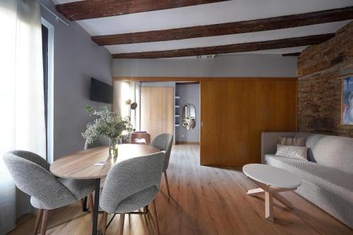 een eetkamer en een woonkamer met een tafel en stoelen bij numa I Lustre Apartments in Barcelona