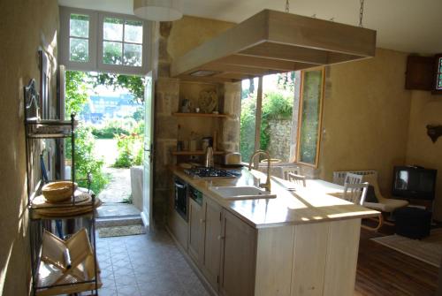 une cuisine avec un évier et une cuisinière four supérieur dans l'établissement Appartement des Remparts, à Dinan