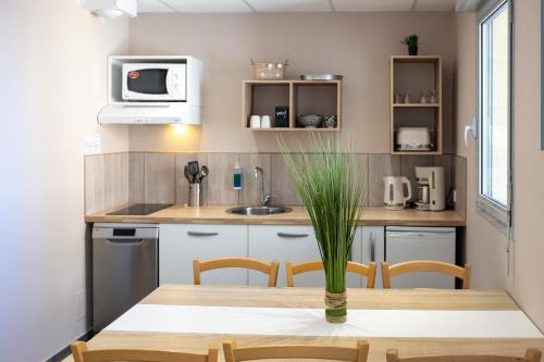 Una cocina o zona de cocina en The Originals Boutique, Hôtel Neptune, Berck-sur-Mer