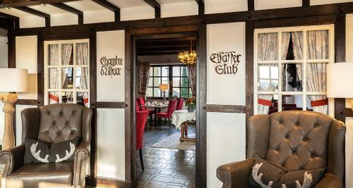 a dining room with two chairs and a table at Victor's Seehotel Weingärtner Bostalsee in Bosen-Eckelhausen