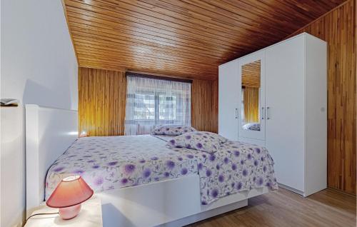 - une chambre avec un lit et un plafond en bois dans l'établissement Beautiful Home In Prizba With Kitchen, à Prižba