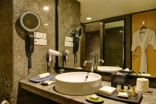 Koupelna v ubytování Mosaic Hotel, Noida