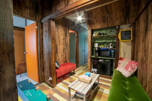 a living room with a green couch and a table at Villa Sacra in Kamakura
