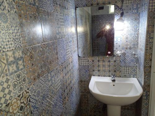 uma casa de banho com um lavatório e um espelho em Galle City Nest em Galle