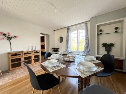 une salle à manger avec une table et des chaises dans l'établissement Entre Seine et forêt-10min Fontainebleau-6 pers, à Veneux-les-Sablons