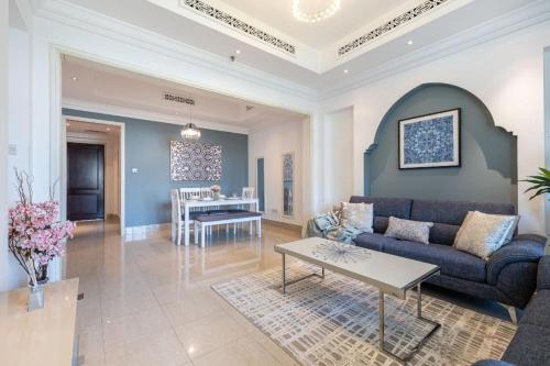 1BDR apartment with Burj Khalifa View I Walking Distance to Dubai Mall I Tajeer