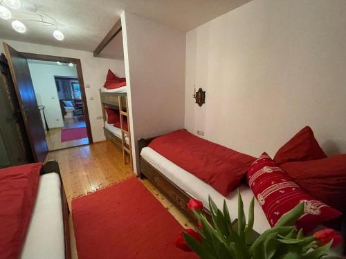a small room with a bed and a mirror at Haus Diel - Premium Apartments mit Küche in Pettneu am Arlberg