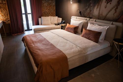 Letto o letti in una camera di Victoria Deluxe Hotel