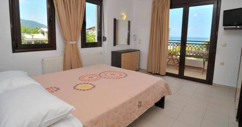 a bedroom with a bed with a view of the ocean at Vista Al Mar in Skala Potamias