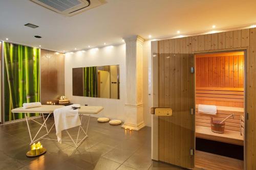 łazienka z białym stołem i zieloną zasłoną w obiekcie Villa Diora - Home & Spa w mieście Karojba