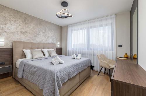 um quarto com uma cama grande e uma janela em Villa Ana Skicini em Juršići