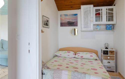 una piccola camera con letto e armadio di Awesome Home In Smokvica With Wifi a Smokvica