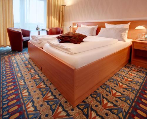 ein großes Bett in einem Hotelzimmer in der Unterkunft Kurhotel Pyramide Bad Windsheim in Bad Windsheim
