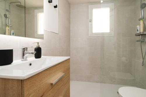 ein Bad mit einem Waschbecken, einem WC und einer Dusche in der Unterkunft San Paul del Mar Norte in Marbella