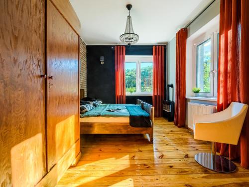 托伦Apartament Kraszewskiego 44 z balkonem, cegła- koło parku, ogród dla gości, rowery free的一间卧室，有一张床和一扇带红色窗帘的窗户