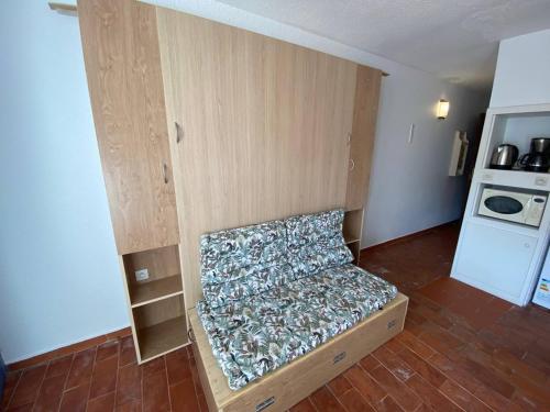 Cette chambre comprend une armoire avec un lit. dans l'établissement Studio cabine 4 pers avec piscine, parking et animaux admis - Port Barcarès - FR-1-81-447, au Barcarès