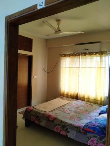 Schlafzimmer mit einem Bett und einem großen Spiegel in der Unterkunft DAC Peaceful AC King Bed WIFI & 24hr Security in Dhaka