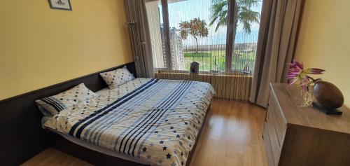 1 dormitorio con cama y ventana grande en Alex Beach Apartment en Sveti Vlas