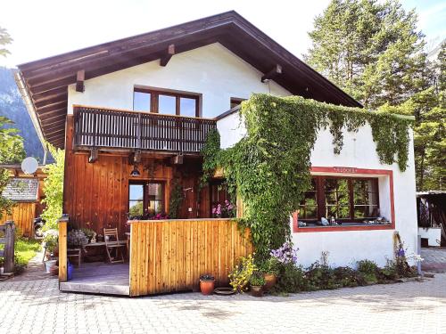 ein Haus mit Efeu, der nebenbei wächst in der Unterkunft Karwendelglück in Scharnitz