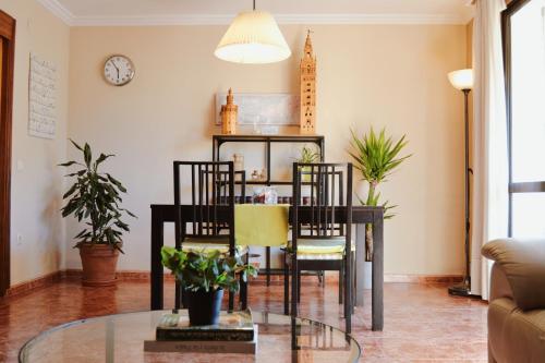 a dining room with a glass table and chairs at El Apartamento de Trini in Seville