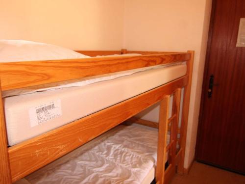 Cette petite chambre comprend un lit superposé. dans l'établissement Studio Montagne Les Saisies, 6 Personnes, Balcon Sud, Proche Centre et Pistes - FR-1-594-96, à Hauteluce