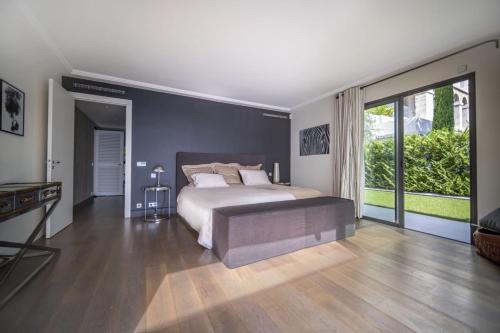 une chambre avec un grand lit et une grande fenêtre dans l'établissement Superbe appartement Cap de nice, à Nice
