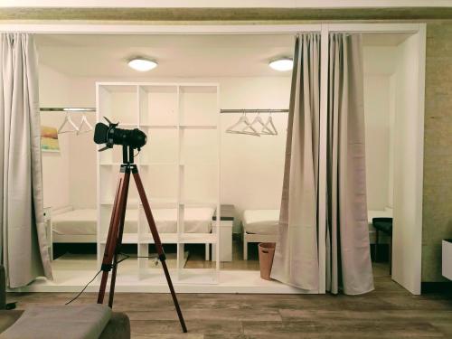 a camera on a tripod in front of a bedroom at Smart Loft in Bad Pyrmont