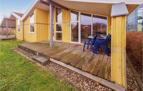 Una terraza de madera con una mesa y sillas. en 2 Bedroom Stunning Home In Rechlin, en Rechlin