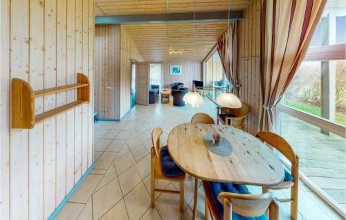 comedor con mesa de madera y sillas en 2 Bedroom Stunning Home In Rechlin en Rechlin