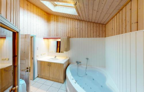 a bathroom with a bath tub and a sink at 2 Bedroom Stunning Home In Rechlin in Rechlin