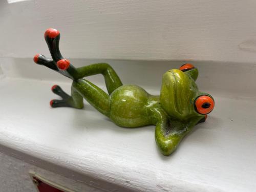 une décoration de grenouille sur le côté d'un mur dans l'établissement königsnachbar, à Ludwigsbourg