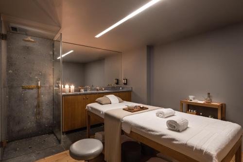 een badkamer met 2 bedden en een douche bij Eurostars Santa Luzia in Guimarães