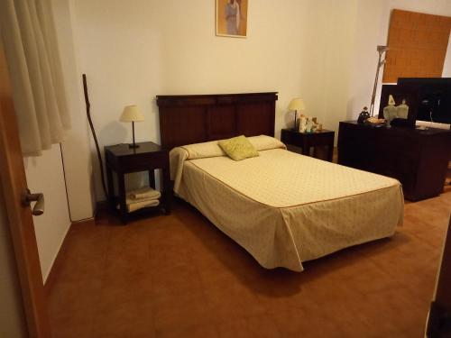 Giường trong phòng chung tại Agradable casa rural con chimenea y buenas vistas