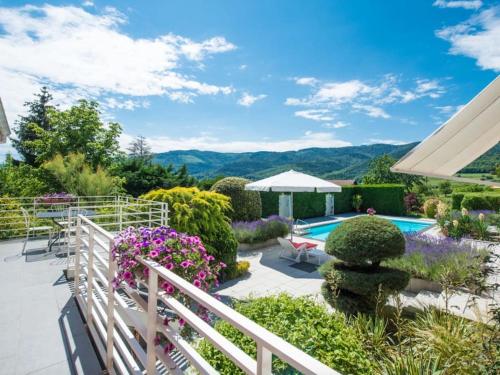 een tuin met een zwembad en bloemen bij Logement de charme au coeur de la nature in Osenbach