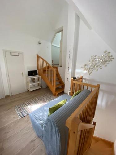 - un salon avec un lit et un escalier dans l'établissement Logement de charme au coeur de la nature, à Osenbach