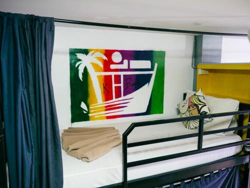 アオナンビーチにあるK-Bunk Hostelの二段ベッド(壁に絵画付)