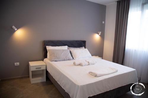 una camera da letto con un letto e due asciugamani di Villa Djelovic a Bar