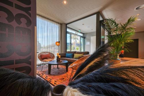 a living room with a couch and a table at PLAZA INN Ulm in Ulm