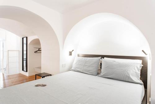 ein Schlafzimmer mit einem weißen Bett und einer gewölbten Decke in der Unterkunft Dream Loft in Turin