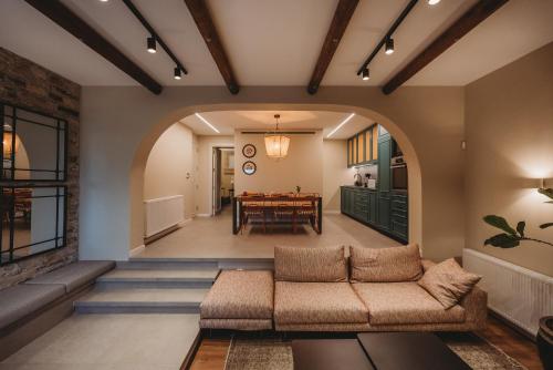 Lefkara Luxury Suites في بانو يفكارا: غرفة معيشة مع أريكة وطاولة