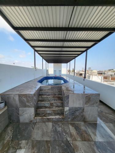 una vista desde el techo de una casa con piscina en Departamento planta baja playa centro monos bichis, en Mazatlán