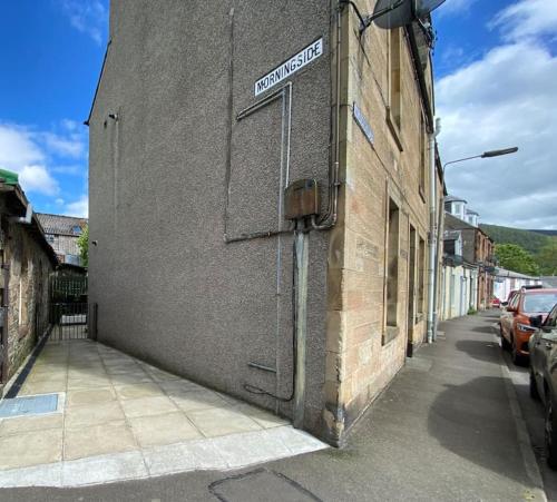 a street sign on the side of a building at The Wee Bunk House - Innerleithen in Innerleithen