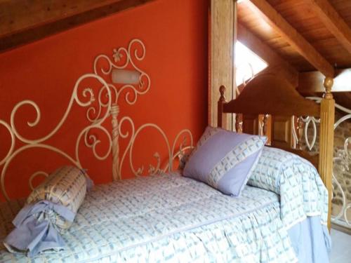 1 dormitorio con 1 cama con pared de color naranja en House - 4 Bedrooms with Pool - 4093, en A Estrada