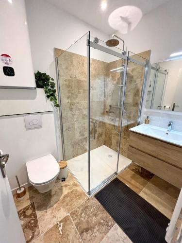 une salle de bain avec une douche, des toilettes et un lavabo dans l'établissement Le Cocon - Coeur de ville, à La Rochelle