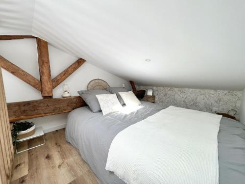 Un dormitorio con una cama grande en un ático. en Le Cocon - Coeur de ville, en La Rochelle