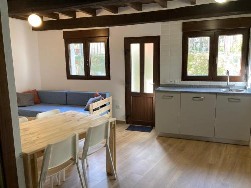 cocina y comedor con mesa y sofá en Monforte de la Sierra - Acogedora y cálida vivienda, 